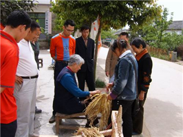 现场打草鞋的七旬太婆