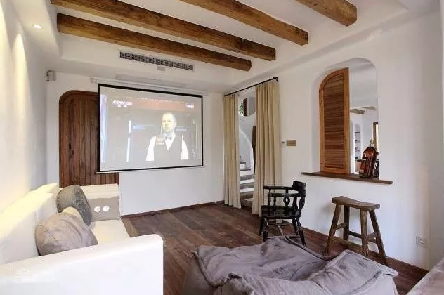 客厅装修,你会选电视机还是家用投影仪?