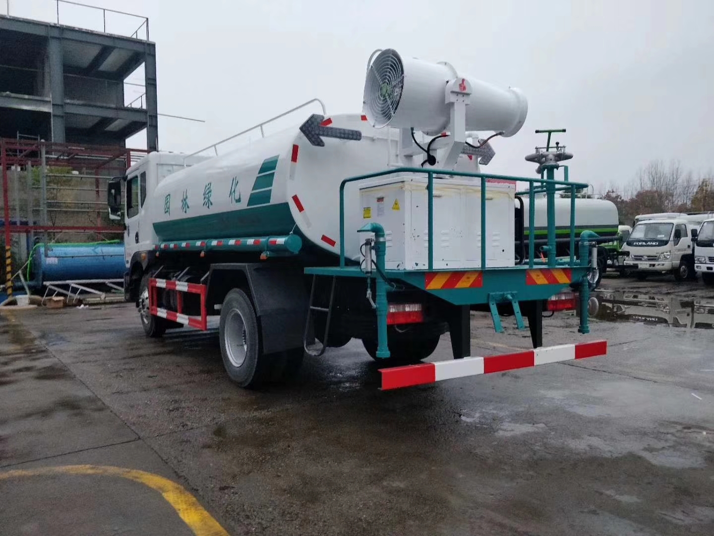 东风D9大多利卡12方喷雾车！ 【底盘型号】EQ1165LJ9BDE 【底盘配置】：新规，轴距：3950，发动机：康明斯180马力，9.00R20钢丝胎，六挡箱，带原厂空调； 【上装配置】：容积12立1