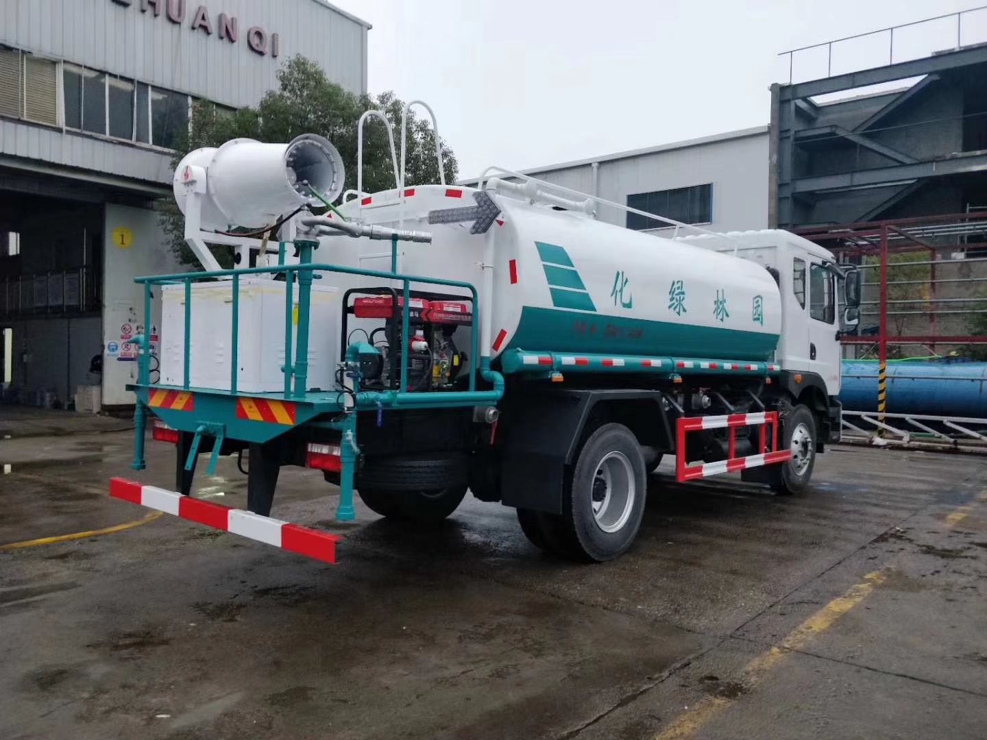 东风D9大多利卡12方喷雾车！ 【底盘型号】EQ1165LJ9BDE 【底盘配置】：新规，轴距：3950，发动机：康明斯180马力，9.00R20钢丝胎，六挡箱，带原厂空调； 【上装配置】：容积12立2