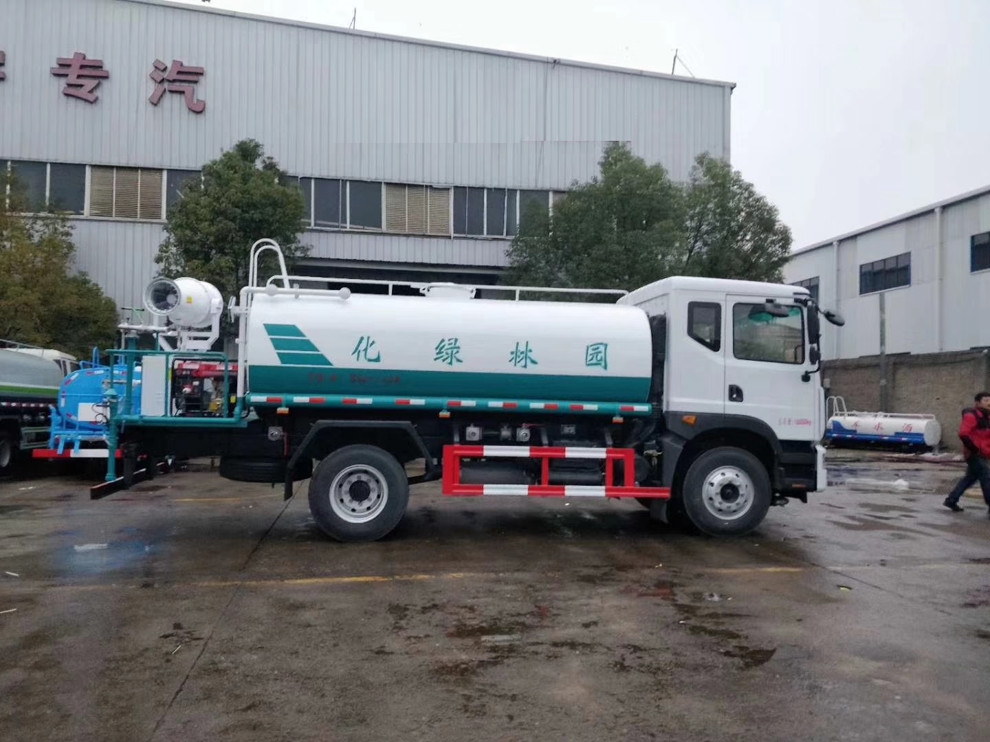 东风D9大多利卡12方喷雾车！ 【底盘型号】EQ1165LJ9BDE 【底盘配置】：新规，轴距：3950，发动机：康明斯180马力，9.00R20钢丝胎，六挡箱，带原厂空调； 【上装配置】：容积12立4