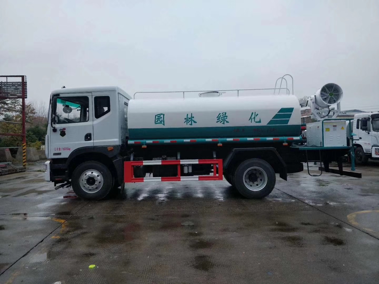 东风D9大多利卡12方喷雾车！ 【底盘型号】EQ1165LJ9BDE 【底盘配置】：新规，轴距：3950，发动机：康明斯180马力，9.00R20钢丝胎，六挡箱，带原厂空调； 【上装配置】：容积12立5