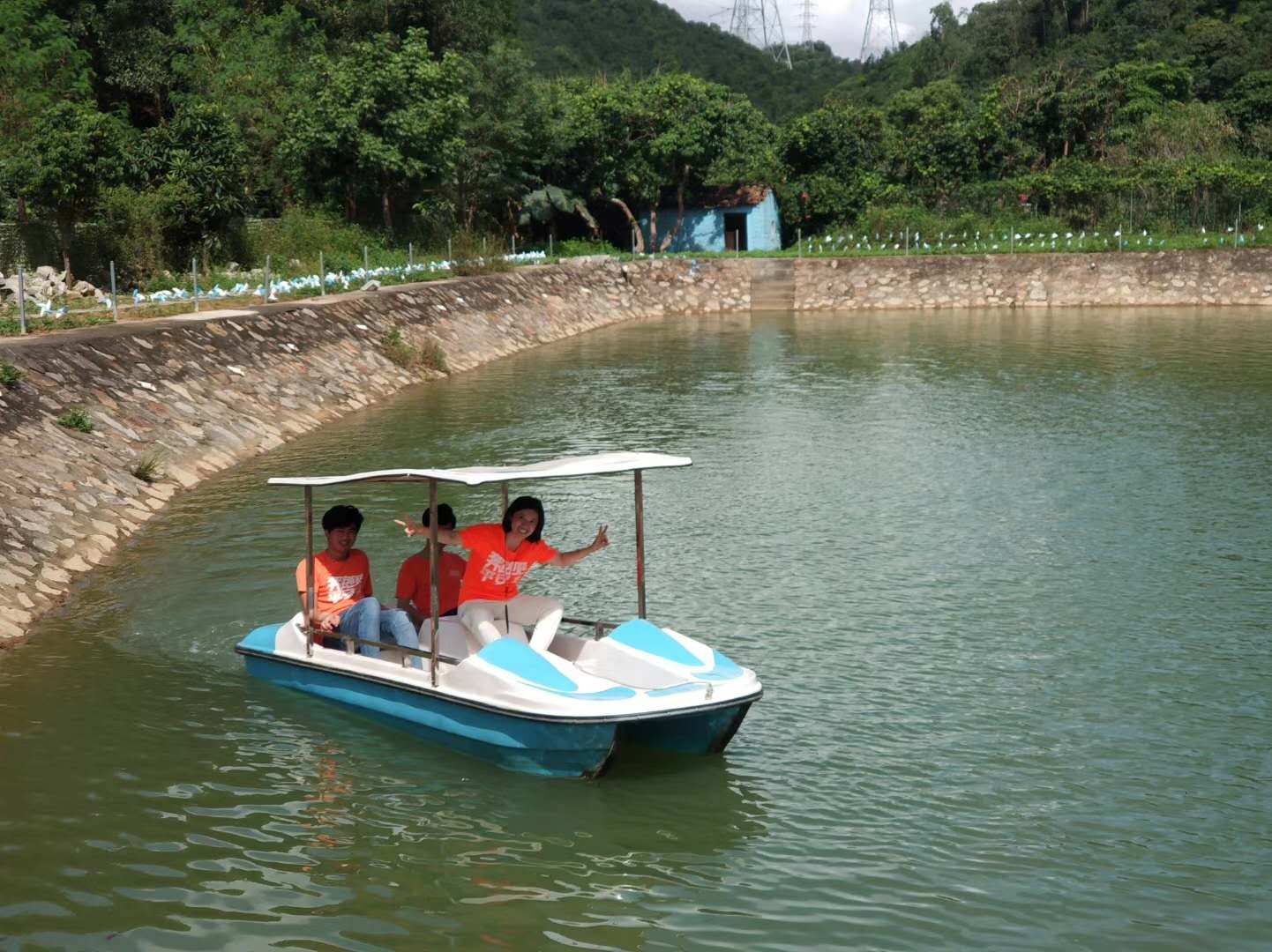 图为顾客在深圳农家乐乐湖生态园划船