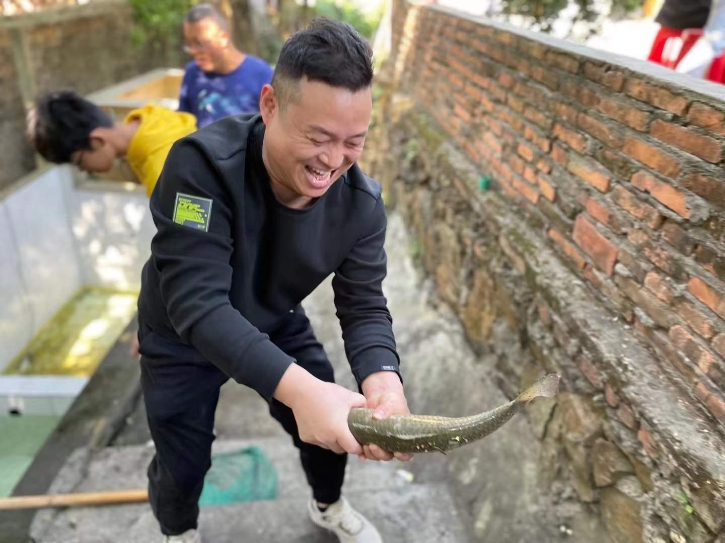 深圳农家乐乐水农场游客体验自己做饭之抓鱼
