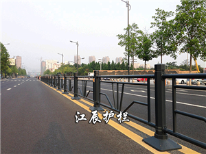 城市道路中央隔离护栏安装施工