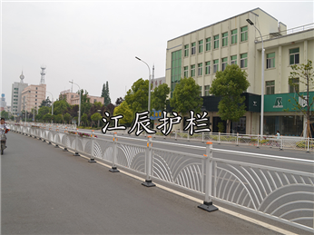 钢制马路护栏