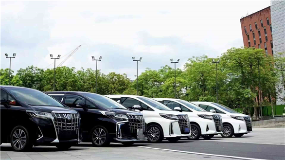 西丽过香港机场，西丽粤港两地牌直通车（香港、澳门关通关不下车）目前大陆关还是需要下车的。