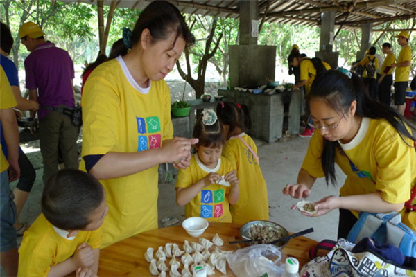 教孩子学习包饺子