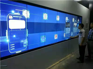 郑州市商场上应用触摸式液晶拼接屏来实现交互式的体验