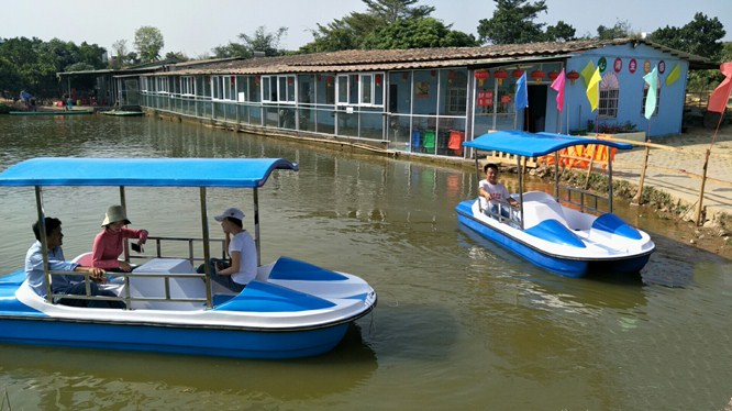 心湖生态园脚踏船